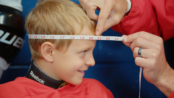 Choisir la bonne taille pour votre casque de gardien de but de hockey sur glace